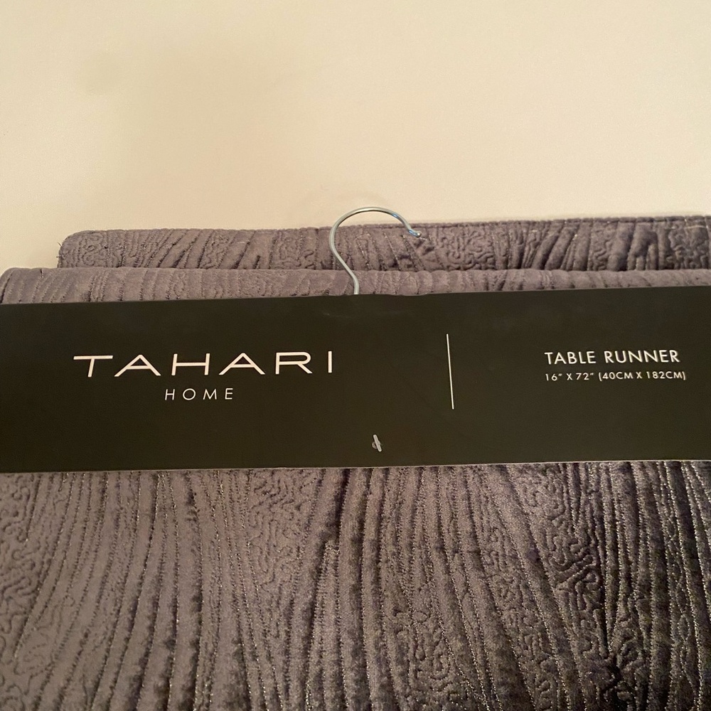 NWT Tahari home table runner gray/silver 16“ x 72“